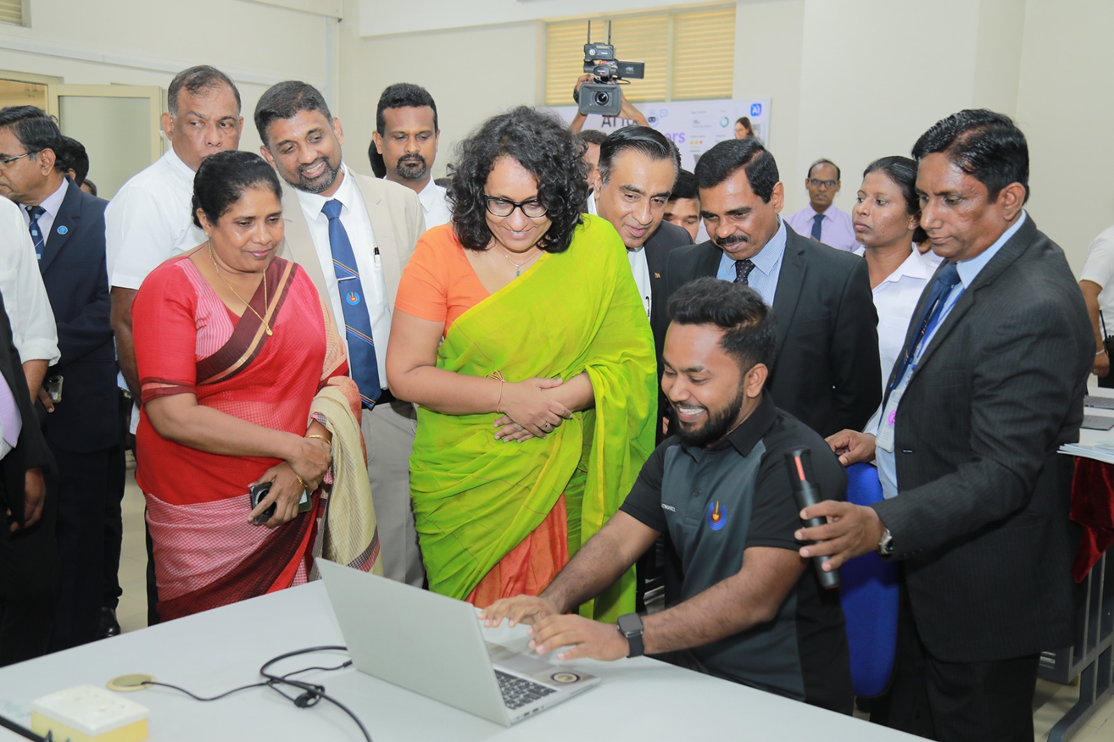Demonstrating of AI Lab with students 2